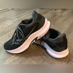 Saucony Women’n Size 9.5 US
Black/Silver /White